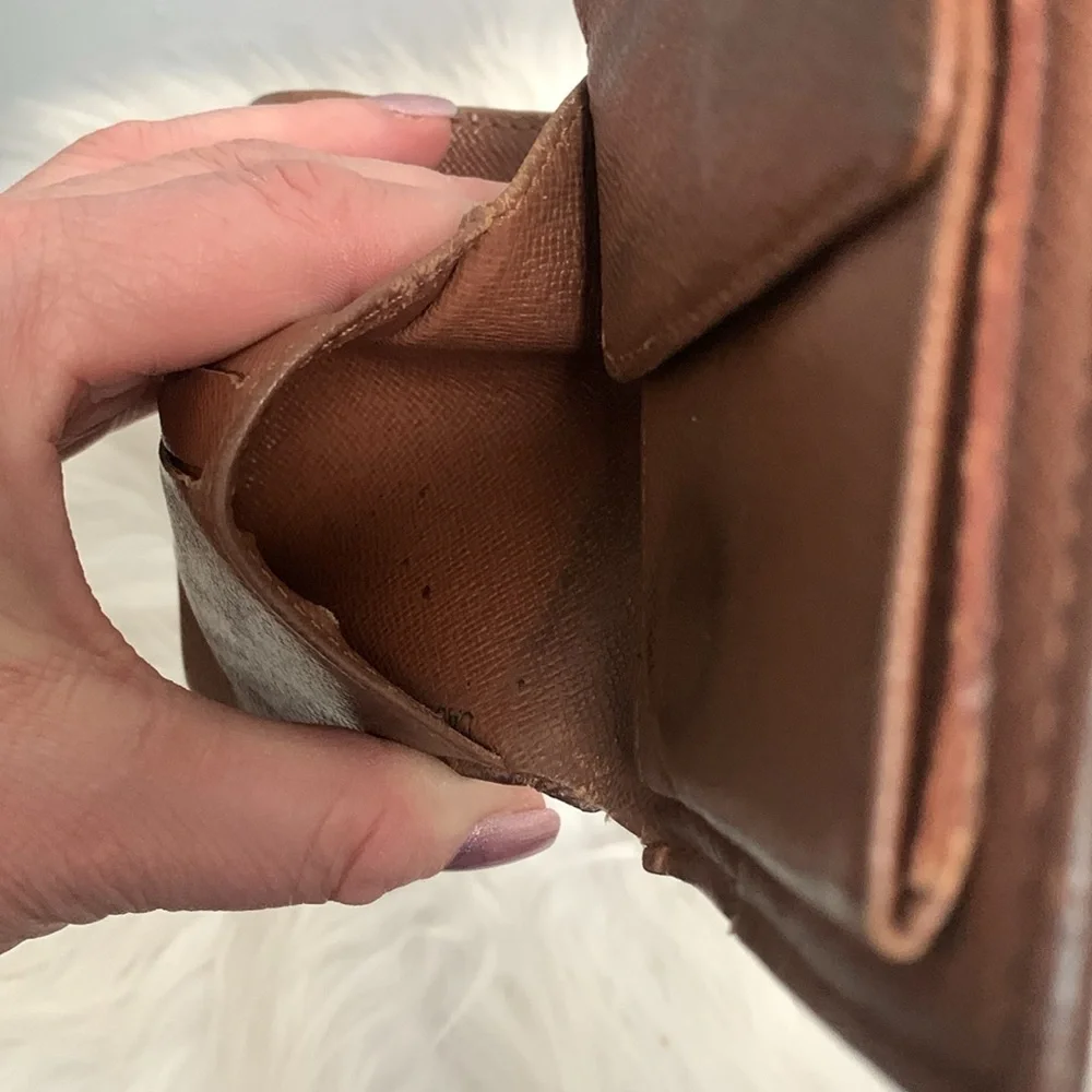 Authentic Louis Vuitton men’s bilfold monogram wallet